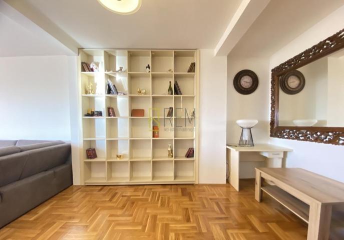Prodajemo- trosoban, renoviran stan 86m2, u strogom Centru grada