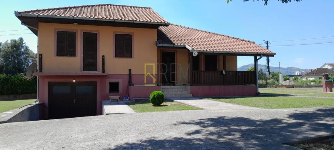 PRODAJA – PLAC SA KUĆOM U MAHALI – ZETA