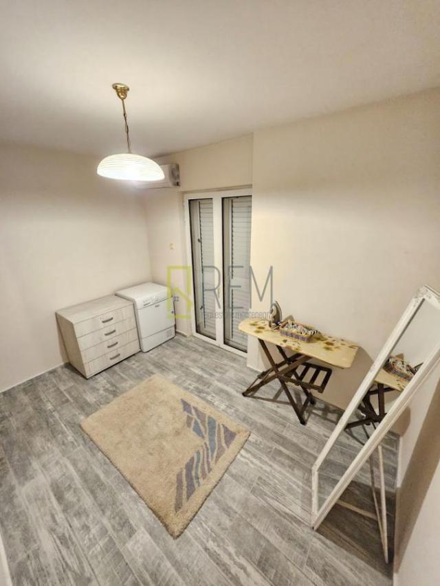 Prodajemo- kompletno namjesten dvosoban stan površine 65m², Centar