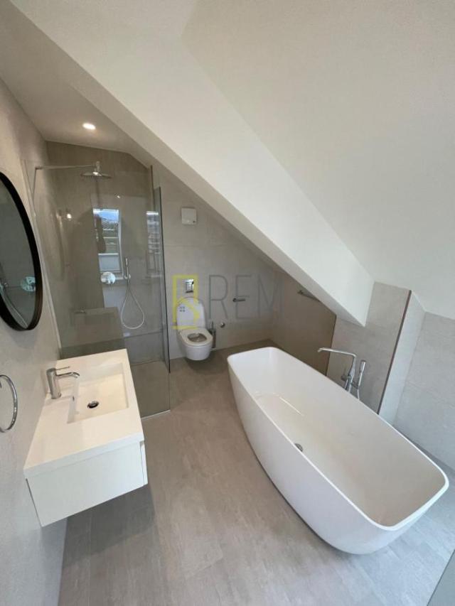 Prodaja- trosoban duplex 209m2, sa parkingom- zgrada Vezir
