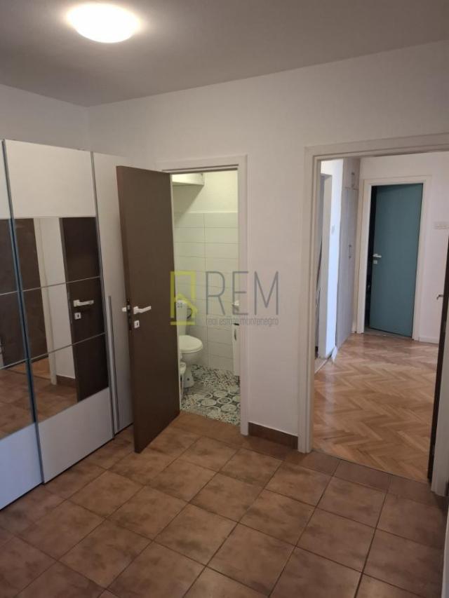 Prodajemo- dvosoban renoviran stan površine 71m² na Zabjelu