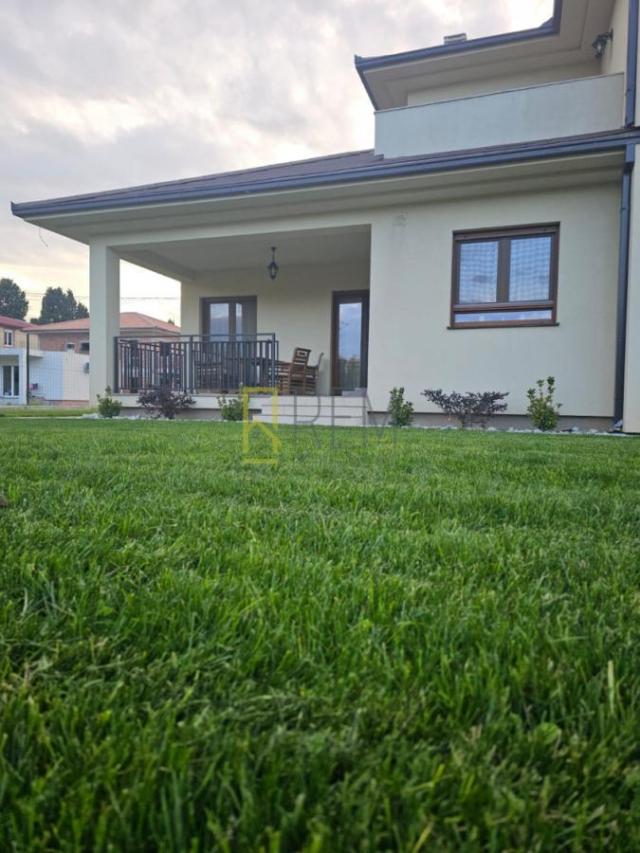 Prodajemo- kuća sa dvorištem, namješetena- Tološi