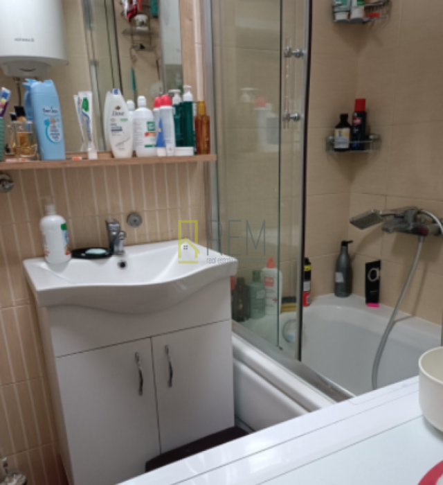 Prodajemo- namješten jednosoban stan 54m2 + bašta 20m2, Zabjelo