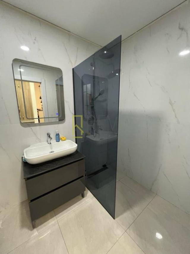 Prodajemo- nov namješten dvosoban stan, površine 90m² (+ terase), u Bečičima