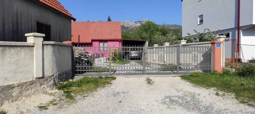 PRODAJA – DVIJE KUĆE SA POMOĆNIM OBJEKTIMA NA OGRAĐENOM PLACU, CETINJE