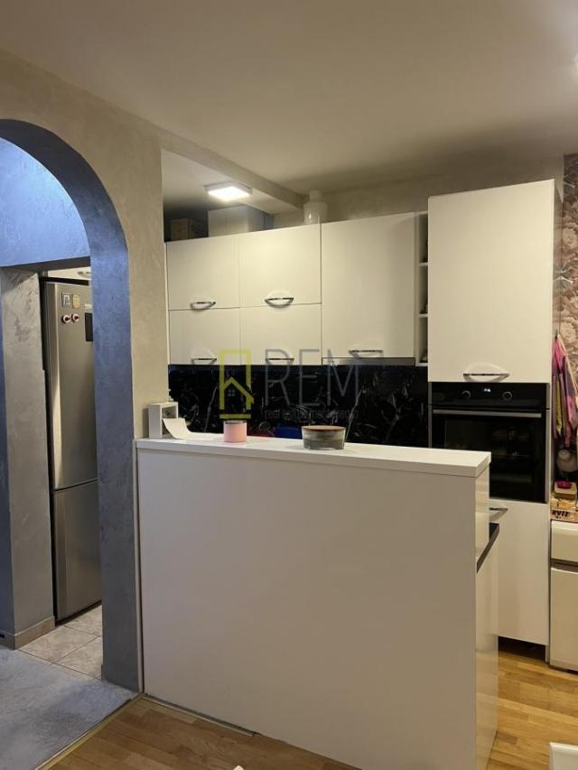 Prodajemo- dvosoban kompletno namjesten 56m2, Pobrezje