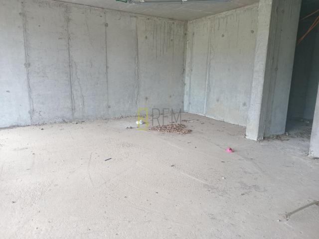 Prodajemo- poslovni prostor površine 312m2, kod Krivog mosta