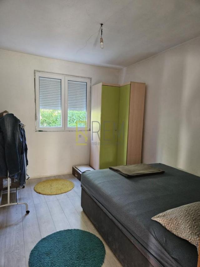 Prodajemo – renoviranu kuću od 62m2 + 20m2 terasa, na placu od 1.260m2 u Centru, Danilovgrada