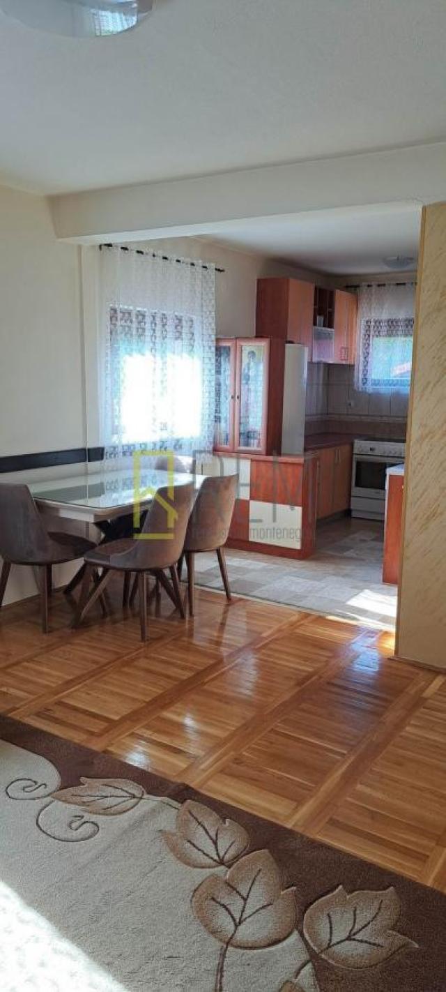 PRODAJA – DVIJE KUĆE SA POMOĆNIM OBJEKTIMA NA OGRAĐENOM PLACU, CETINJE