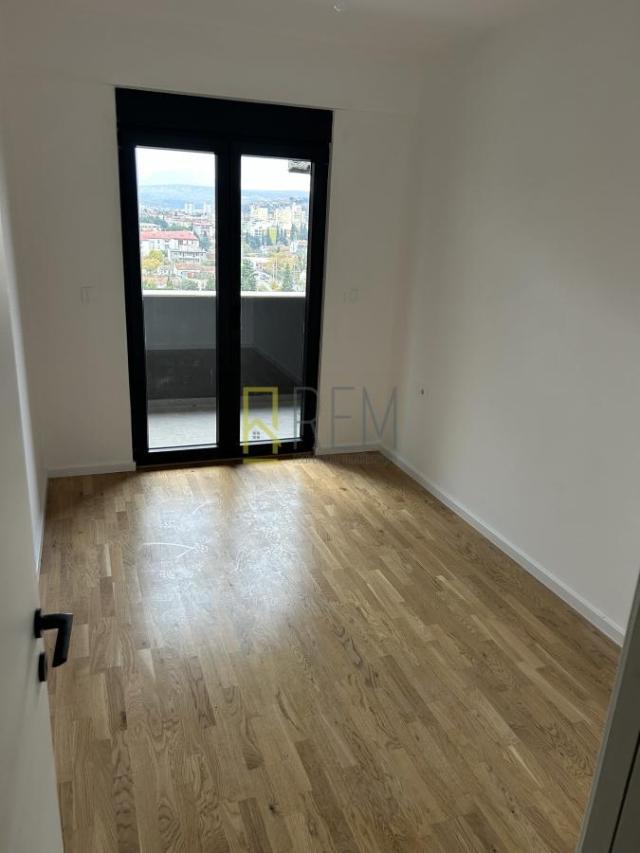 Prodajemo- jednosoban neuseljavan stan površine 44m2 sa garažom u novom kopleksu Dadi Plaza
