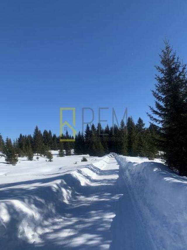 PRODAJA- ZEMLJISTE NA ZABLJAKU