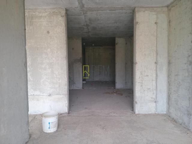 Prodajemo- poslovni prostor površine 312m2, kod Krivog mosta