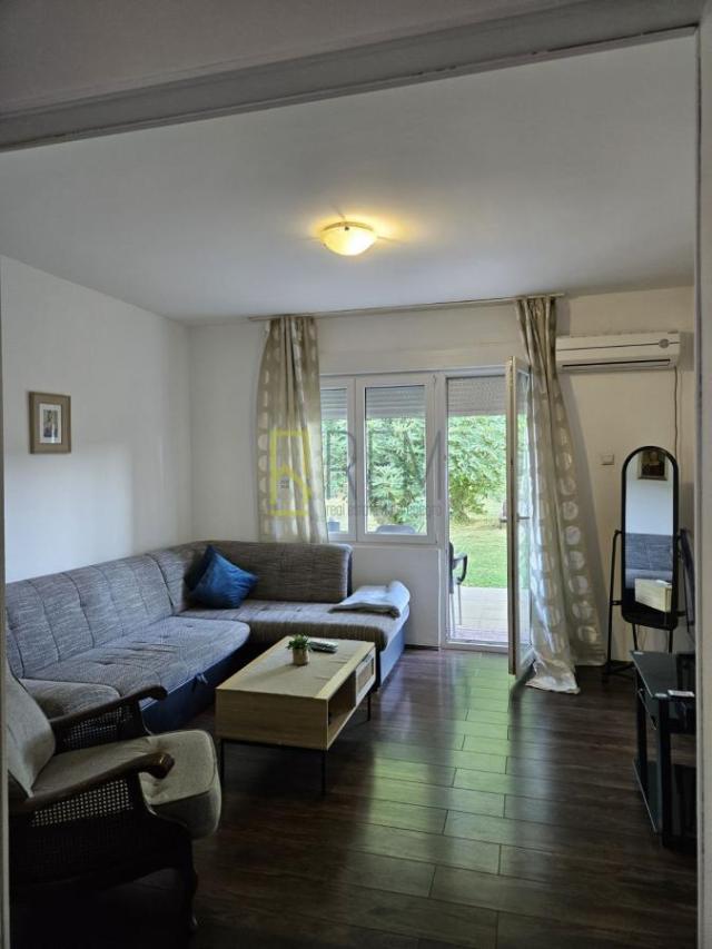 Prodajemo – renoviranu kuću od 62m2 + 20m2 terasa, na placu od 1.260m2 u Centru, Danilovgrada
