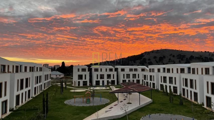 Prodaja- kompletno namjesten stan 106m2, sa dvije parking mijesta u Zagoricu