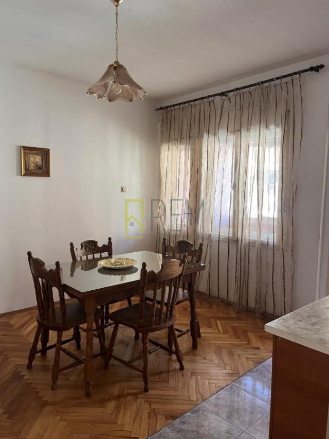 Izdaje se - Dvosoban stan u kući sa zasebnim ulazom i dvorištem - Zagorič, Podgorica