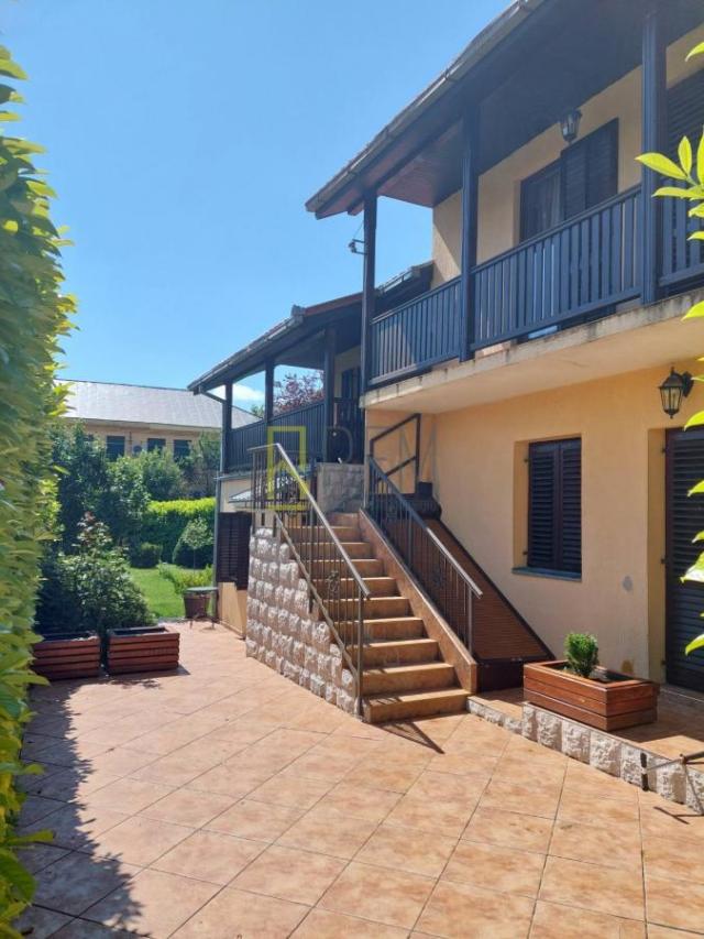 PRODAJA – JEDNOSPRATNA KUĆA SA DVORIŠTEM, CETINJE