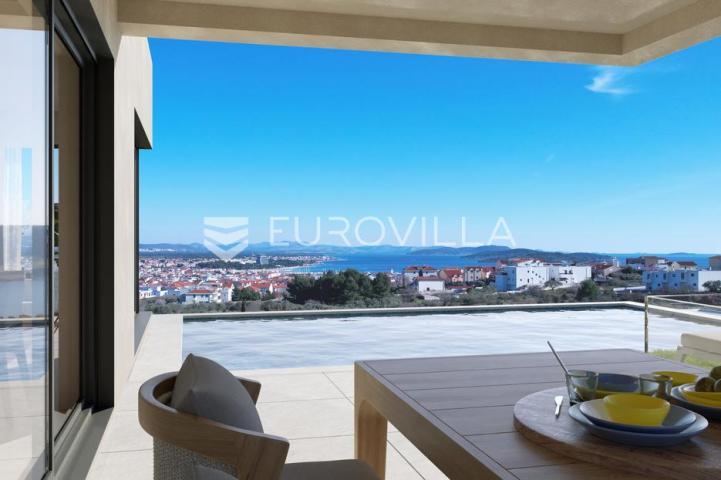 Vodice, luksuzna dvojna vila s bazenom i pogledom na more i grad