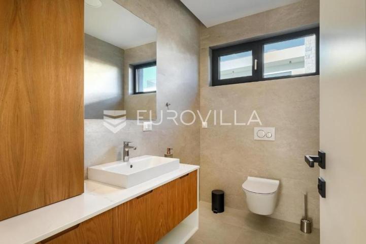 Istra, Poreč, ekskluzivna moderna vila s privatnim bazenom u blizini mora