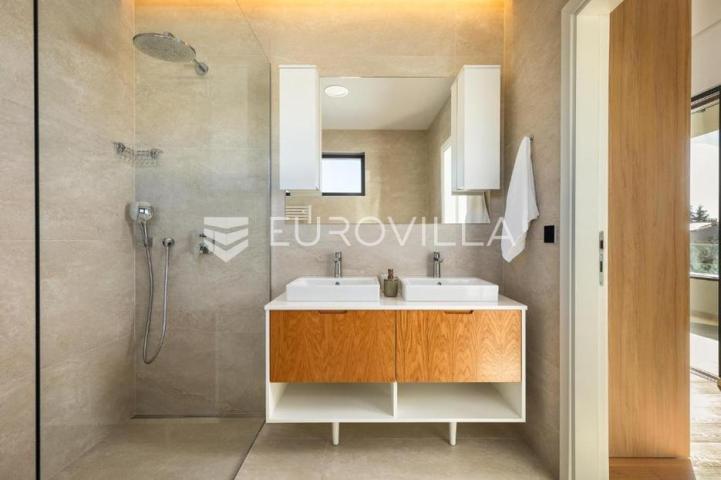 Istra, Poreč, ekskluzivna moderna vila s privatnim bazenom u blizini mora