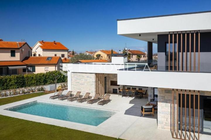 Istra, Poreč, ekskluzivna moderna vila s privatnim bazenom u blizini mora