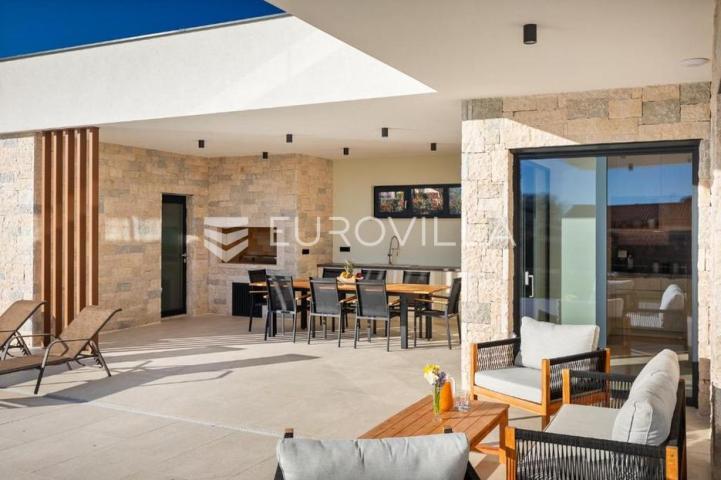 Istra, Poreč, ekskluzivna moderna vila s privatnim bazenom u blizini mora