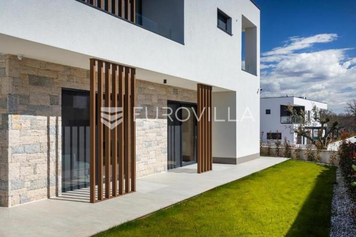 Istra, Poreč, ekskluzivna moderna vila s privatnim bazenom u blizini mora