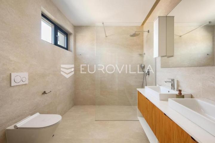 Istra, Poreč, ekskluzivna moderna vila s privatnim bazenom u blizini mora