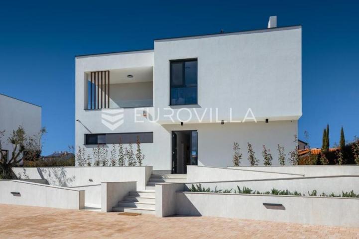 Istra, Poreč, ekskluzivna moderna vila s privatnim bazenom u blizini mora