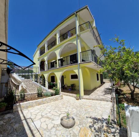 Marina - EKSKLUZIVNA PRODAJA apartmanske kuće s vrtom