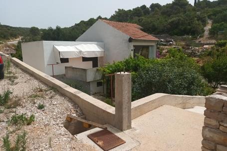 Maslinica, otok Šolta, dvojna kuća okružena zelenilom, položena na parceli površine 382 m2