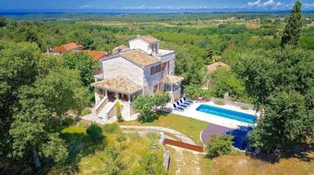 ISTRIA, VIŠNJAN - An estate of two stone houses surrounded by nature and a view of the sea