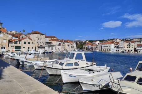 Brač, Milna, stan u tradicionalnoj kamenoj kući u centru mjesta