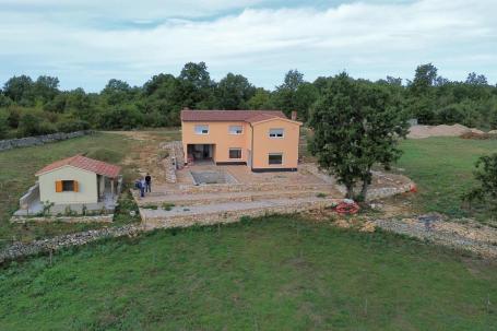 Istra, Štokovci, prostrana kuća s bazenom na osami