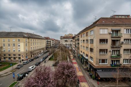 Prodaja, Zagreb, Donji grad, peterosoban stan, zgrada sa liftom