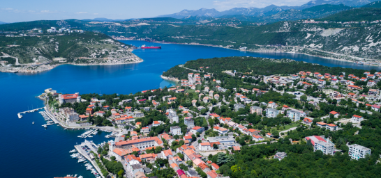 KRALJEVICA – Baugrundstück in zweiter Reihe zum Meer