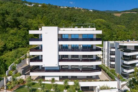 OPATIJA, ZENTRUM – luxuriöse Wohnung in einem neuen Gebäude mit Meerblick, Gemeinschaftspool, Garage