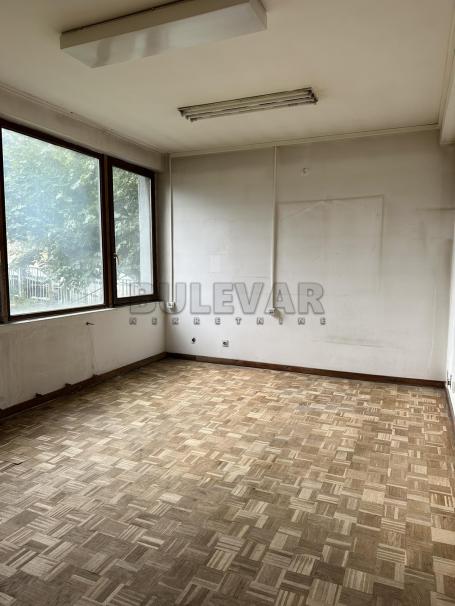 Izdaje se poslovna zgrada u Prokuplju, 1240m2!