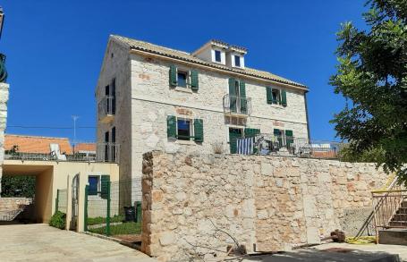 ŠIBENIK INSEL KAPRIJE - STEINVILLA AN DER KÜSTE