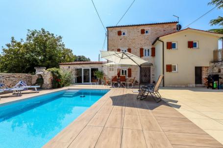 Rovinj, surroundings, stone house with a swimming pool and a spacious garden