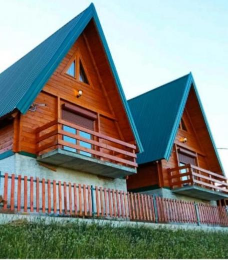 For sale: 3 furnished cottages on a plot of 312 m2 in Žabljak