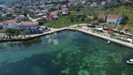 RASLINA (ŠIBENIK)-GRAĐEVINSKO ZEMLJIŠTE PRVI RED