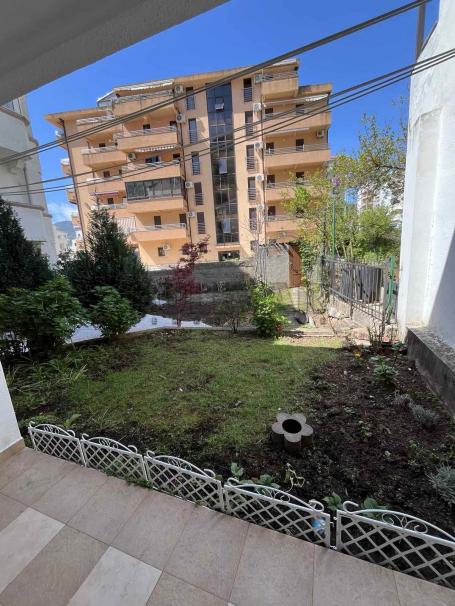 Kuća u Budvi na moru, dva troiposobna stana, površine po 98 m2, sa zasebnim ulazima, plac 320 m2