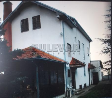 Dvospratna  kuća  kvalitetne  gradnje, 300 m2, 1027 m2 placa, 