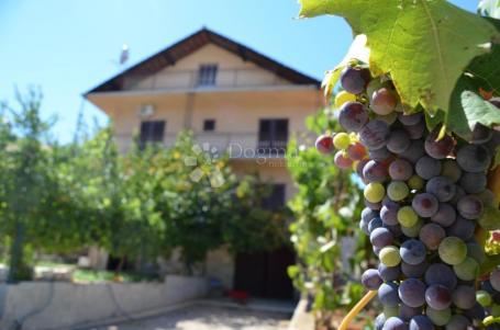 ŠIBENIK, BILICE samostojeća apartmanska kuća sa 4 stana i velikim dvorištem