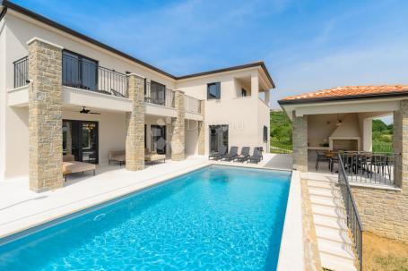 BEEINDRUCKENDE VILLA MIT BLICK AUF DIE WEINBERGE UND DAS MEER