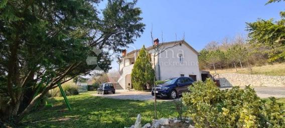 House with 2 apartments and a spacious building garden