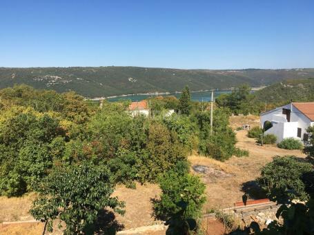 ISTRIEN, LABIN, UMGEBUNG - Doppelhaushälfte mit zwei Wohnungen und großem Garten, Meerblick