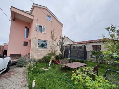 ZADAR, SMILJEVAC - Spacious renovated house with garage