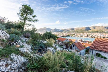 Trogir, Čiovo, građevinsko zemljište s pogledom na stari grad, ukupne površine 3. 300 m2