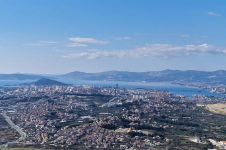 Split, Kacunar dvosoban stan na 3. katu s ostavom   